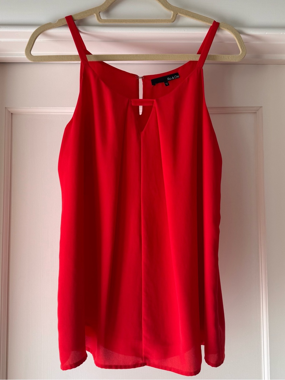 Ro & De Red Sleeveless Keyhole Shell Top, size small